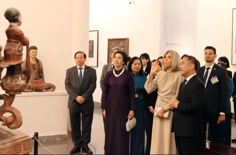 Ngô Phuong Ly et Brigitte Macron au Musée des Beaux-Arts du Vietnam, à Hanoï. Photo: VNA