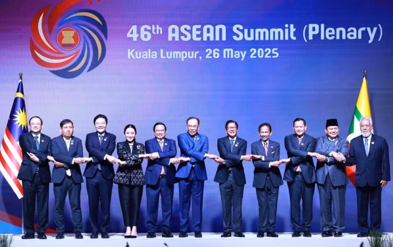 Les dirigeants des pays membres de l’ASEAN et du Timor-Leste lors de la séance plénière du 46e Sommet de l’ASEAN à Kuala Lumpur, en Malaisie, le 26 mai. Photo : VNA.