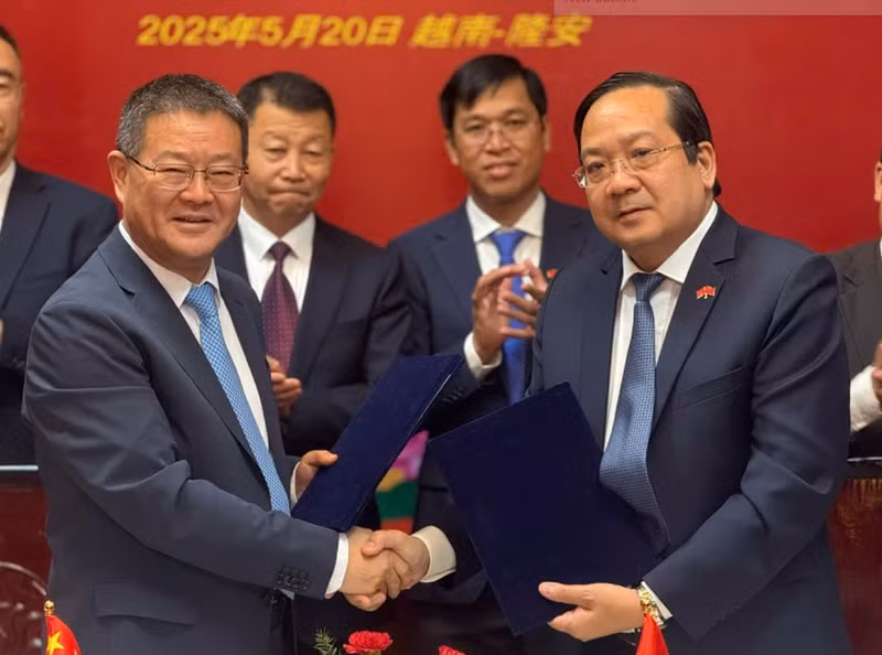 Nguyen Minh Lam, membre du Comité permanent du Comité provincial du Parti et vice-président du Comité populaire provincial de Long An et Liu Tao, vice-gouverneur du gouvernement populaire de la province du Qinghai, signent une lettre d'intention sur la coopération amicale. Photo : baodautu
