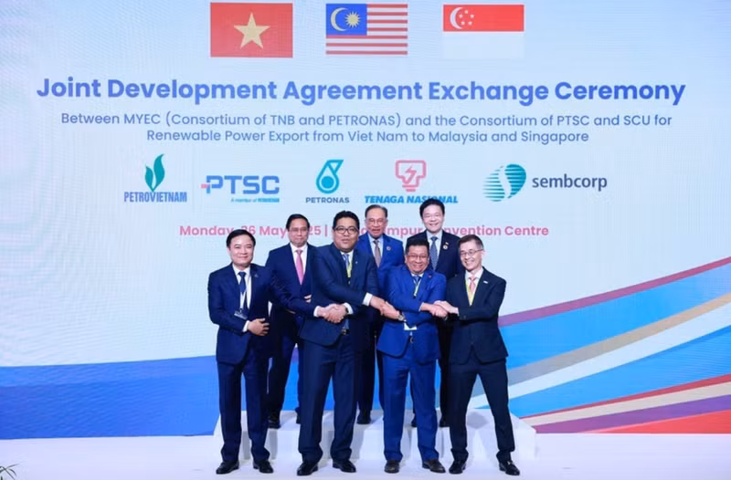 Cérémonie d’échange d’un accord de coopération tripartite Vietnam-Malaisie-Singapour portant sur l’exportation d’électricité issue d'énergies renouvelables. Photo: VNA