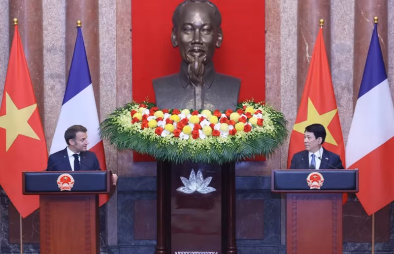Conférence de presse commune des présidents Luong Cuong et Emmanuel Macron, le 26 mai à Hanoï. Photo: VNA