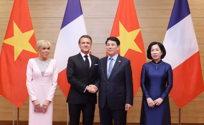 Le président de la République, Luong Cuong, et son épouse, le président français, Emmanuel Macron, et son épouse. Photo: VNA