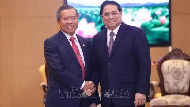 Le Premier ministre Pham Minh Chinh (droite) et Boviengkham Vongdara, président de l'Association d'amitié Laos - Vietnam. Photo: VNA