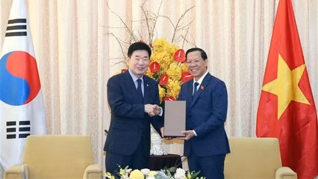 Le président du Comité populaire de Hô Chi Minh-Ville, Phan Van Mai (à droite) et le Président de l’Assemblée nationale sud-coréenne, Kim Jin-pyo. Photo: VNA