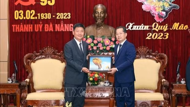Le secrétaire du Comité du Parti de Da Nang, chef de la délégation des députés municipaux, Nguyen Van Quang (droite) et le consul général de la République de Corée dans la ville de Da Nang (Centre), Kang Boo Sung. Photo : VNA