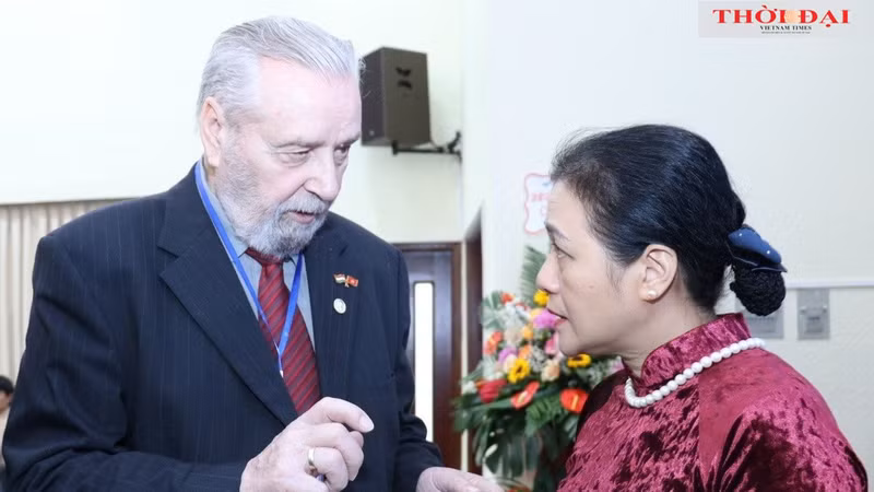 Botz Laszlo (à gauche), président de l’Association d’amitié Hongrie-Vietnam. Photo: thoidai.com.vn
