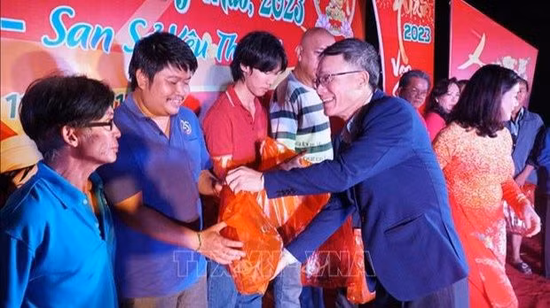 Les organisateurs ont offert des cadeaux du Têt à 100 Viêt kiêu au Laos en difficulté. Photo : VNA.