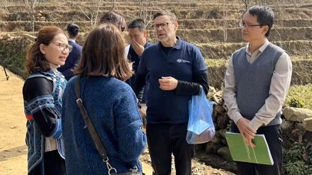  L'ambassadeur d'Australie au Vietnam, Andrew Goledzinowski, s'entretient avec un membre de l'équipe de tourisme communautaire détenue par des femmes dans le village de Choan Then (commune de Y Ty, district de Bat Xat, province de Lào Cai). Source : Journal Lào Cai.