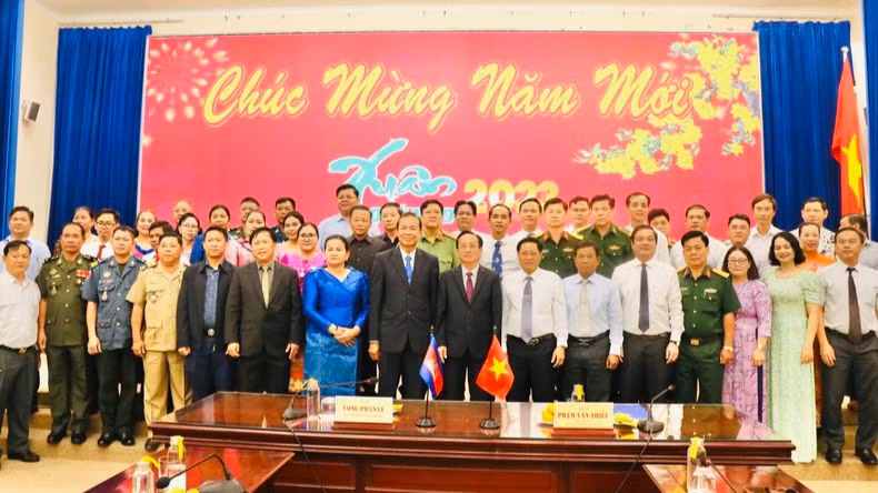 La délégation de Preah Sihanouk, conduite par Vong Phanat, président du Conseil provincial, rend visite à Bac Lieu. Photo : NDEL
