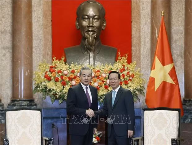 Le Président Vo Van Thuong (à droite) et Wang Yi, membre du Bureau Politique, chef du Bureau de la Commission des Affaires étrangères du Comité central du Parti communiste chinois (PCC) et ministre des Affaires étrangères. Photo : VNA.