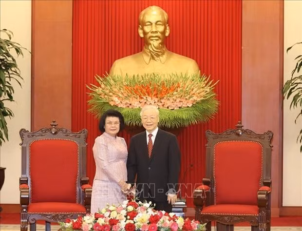 Le Secrétaire général du Parti communiste du Vietnam, Nguyên Phu Trong, et la Présidente de l'Assemblée nationale cambodgienne, Samdech Khuon Sudary. Photo : VNA. 