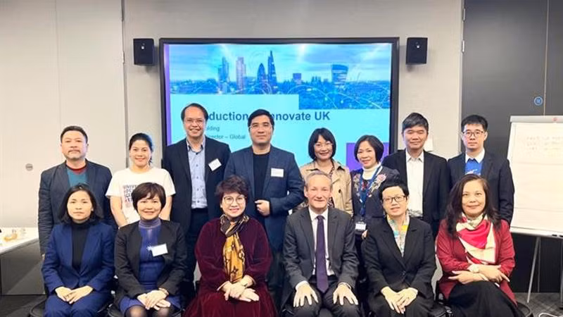 Les délégués vietnamiens et les représentants du British Council. Photo : ministère de l’Éducation et de la Formation