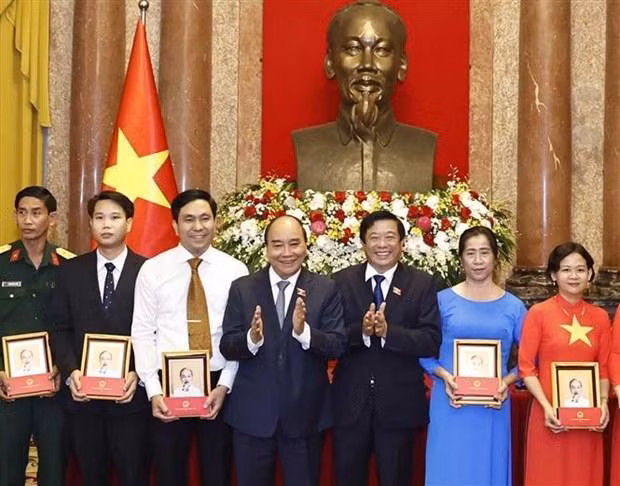 Le président de la République Nguyên Xuân Phuc (centre) lors de la rencontre à Hanoi, le 24 octobre. Photo : VNA
