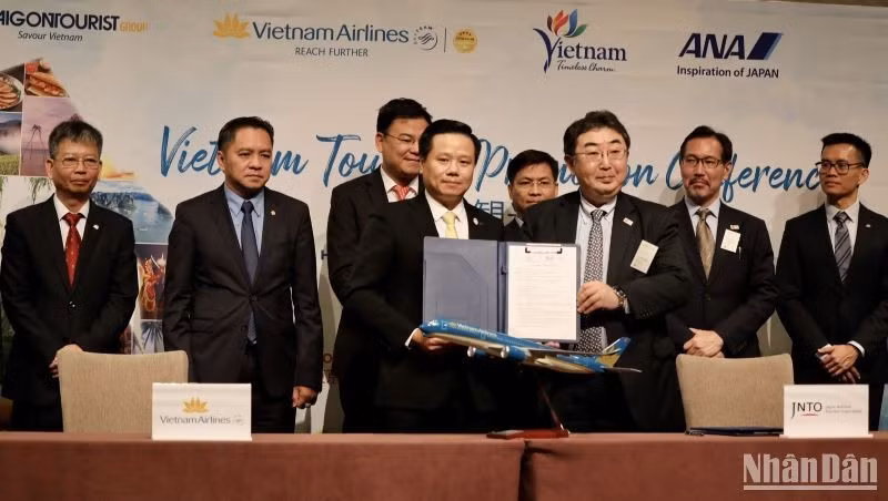 Vietnam Airlines et l'Agence japonaise de promotion du tourisme (JNTO) signnt un accord de coopération pour promouvoir le tourisme entre les deux pays. Photo: NDEL.