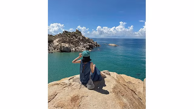 Contempler la beauté de la mer. Photo : plo.vn