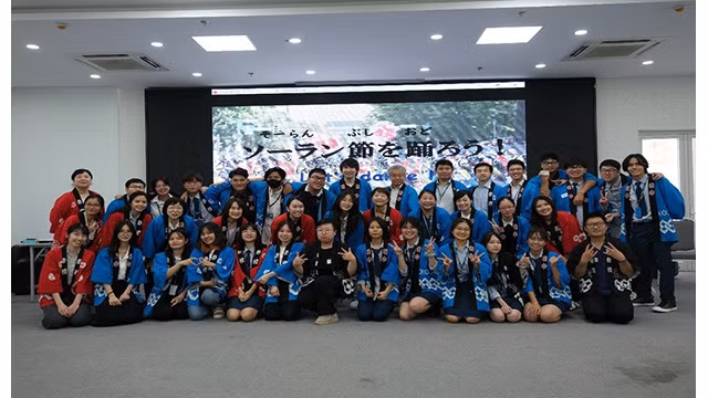 Les étudiants de l'Académie diplomatique et des partenaires d’enseignement du japonais du Fond d'échange international du Japon au Vietnam. Photo : baoquocte.vn