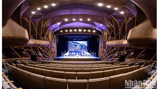 Le Théâtre Hô Guom est la plus moderne théâtre du Vietnam. Photo : NDEL.