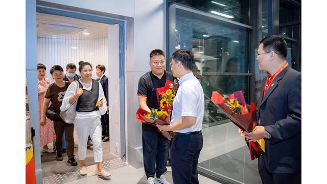 Les dirigeants du Comité populaire provincial de Thua Thiên Huê offrent des fleurs et des cadeaux pour les touristes de Kunming (Chine) à l’aéroport international de Phu Bài. Photo : VGP.