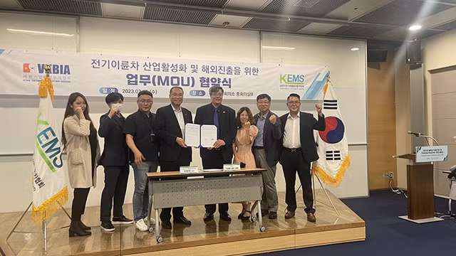 La cérémonie de signature du mémorandum de coopération entre l'Association des Hommes d’affaires et des Investisseurs Vietnam - République de Corée et l’Association sud-coréenne des Véhicules électriques à deux roues. Photo : thoidai.com.vn