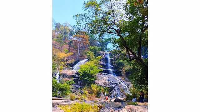 Les visiteurs à la cascade de Kôi To dans province de Kon Tum. Photo : baoquocte.vn 