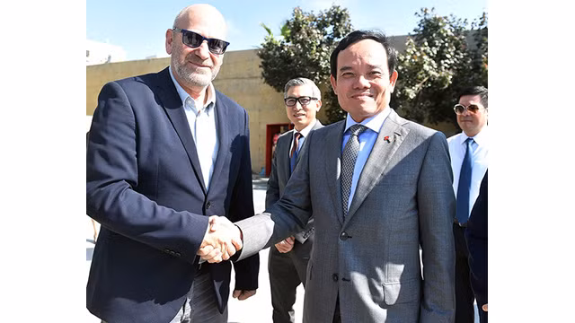 Le Vice-Premier ministre vietnamien, Trân Luu Quang (à droite), et le directeur des affaires étrangères et des relations gouvernementales, ancien conseiller politique du Président Shimon Peres, Nadav Tamir (à gauche). Photo : VGP.