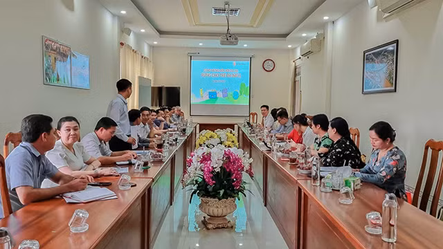 L'organisation internationale Save the Children informe les autorités du district de Trân Van Thoi du plan de mise en œuvre du projet de plantation de mangroves. Photo : thoidai.com.vn