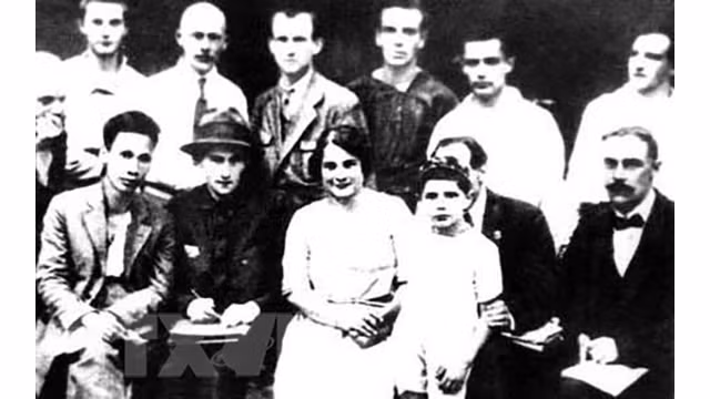 Le jeune Nguyên Ai Quôc (1er à gauche) et des délégués participant au Ve Congrès de l'Internationale communiste tenu à Moscou, en Russie du 17 juin au 8 juillet 1924. Photo d'archives : VNA.