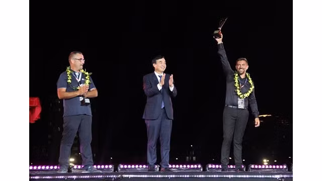 Le Comité d'organisation a décerné le titre de « championne » du DIFF 2023 à l'équipe française. Photo : NDEL. Le Comité d'organisation a décerné le titre de « championne » du DIFF 2023 à l'équipe française. Photo : NDEL.