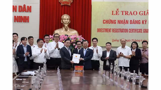 La cérémonie de délivrance des licences d’investissement à deux projets de Foxconn. Photo : baodautu.vn
