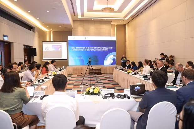 Lancement du nouveau groupe de travail promouvant l'innovation et le financement de la réduction des déchets plastiques, le 18 mai à Hanoï. Photo: UNDP/VNA