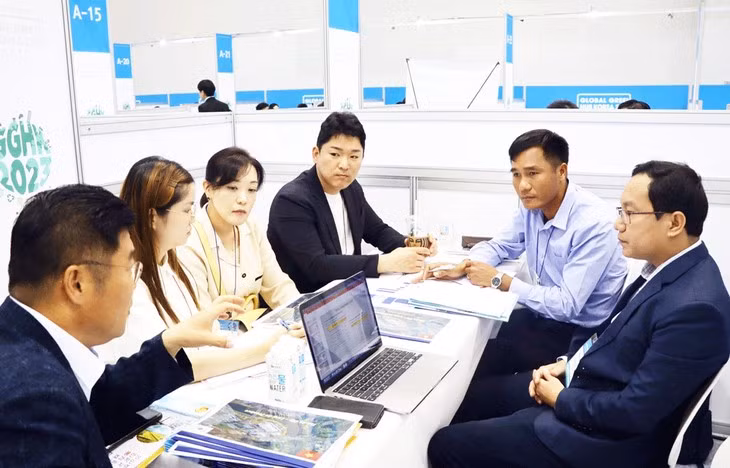 Discussion entre des responsables du Service du Plan et de l'Investissement de Long An et de Yooshin Engineering Group. Photo : baolongan.vn
