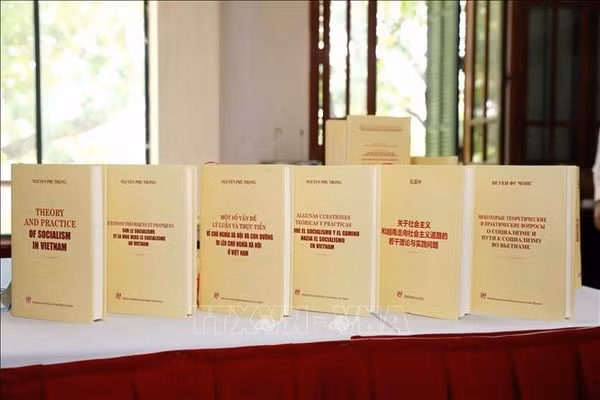 Livre intitulée « Mot so van de ly luan va thuc tien ve chu nghia xa hoi va con duong di len chu nghia xa hoi o Viet Nam » (grossièrement traduit par « Quelques questions théoriques et pratiques sur le socialisme et le voie vers le socialisme au Vietnam ») du Secrétaire général du PCV Nguyen Phu Trong. Photo : VNA