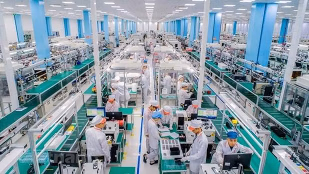 Une usine de smartphones au Vietnam. Photo: VNA