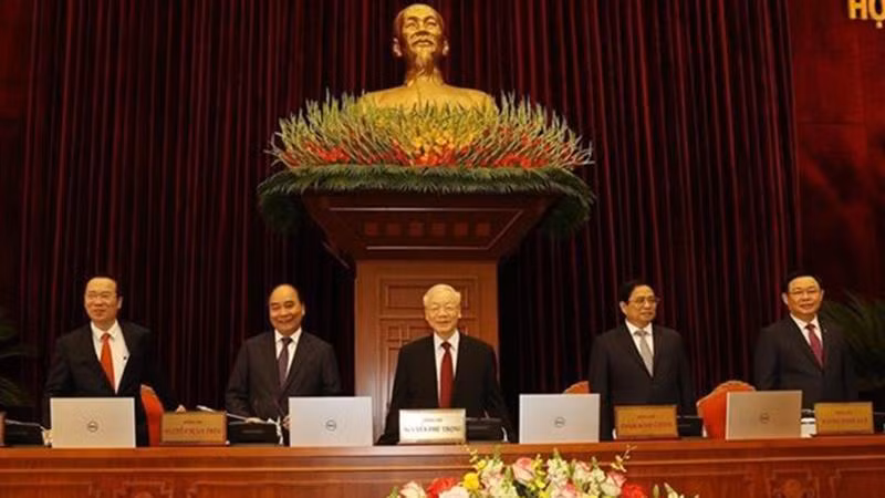 Les hauts dirigeants du pays lors de l’ouverture du 6e Plénum du Comité central du Parti du 13e mandat à Hanoï. Photo : VNA