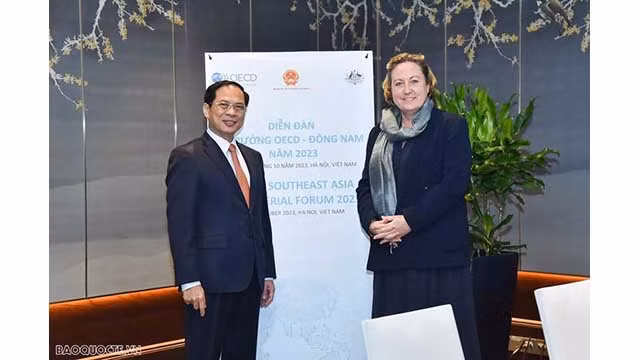 Le ministre des Affaires étrangères vietnamien, Bui Thanh Son (à gauche) et la secrétaire d’État aux Affaires étrangères, du Commonwealth et du Développement, Anne-Marie Trevelyan (à droite) lors de l'événement. Photo: baoquocte.vn