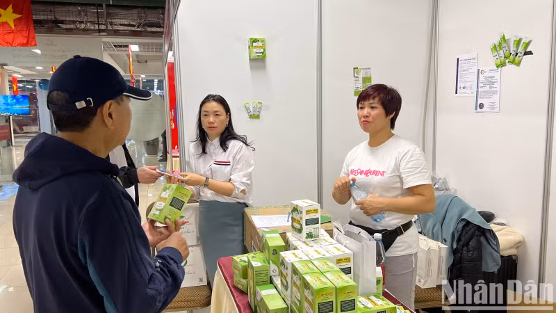 Les catégories de boissons vietnamiennes présentées au salon des produits vietnamiens sont très diverses. Photo : NDEL.