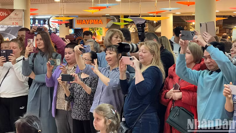 La « Journée du Vietnam en Fédération de Russie » est devenue une grande fête attendue non seulement par la communauté des Vietnamiens en Russie, mais qui attire également l'attention particulière des habitants du pays d’accueil. Ils ont été très désireux de découvrir la beauté de la culture vietnamienne. Photo : NDEL.