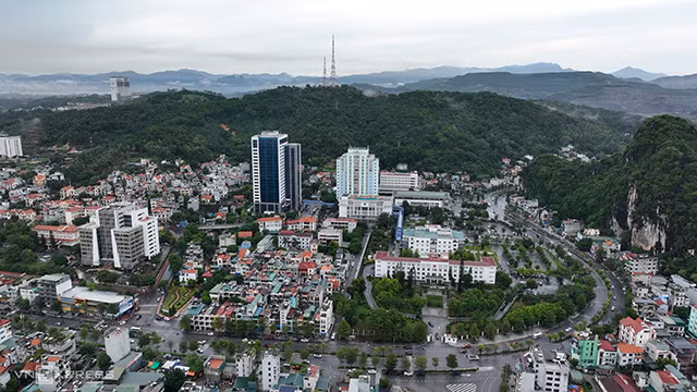 Le centre administratif de la province de Quang Ninh se trouve dans le quartier de Hông Hà, ville d’Ha Long. Photo : vnexpress.net Le centre administratif de la province de Quang Ninh se trouve dans le quartier de Hông Hà, ville d’Ha Long. Photo : vnexpress.net