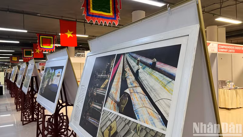 Exposition sur les paysages et des métiers artisanaux traditionnels vietnamiens. Photo : NDEL.