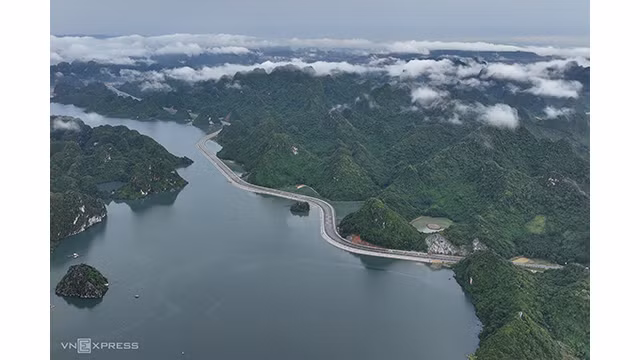 La route côtière Ha Long — Câm Pha. Photo : vnexpress.net La route côtière Ha Long — Câm Pha. Photo : vnexpress.net