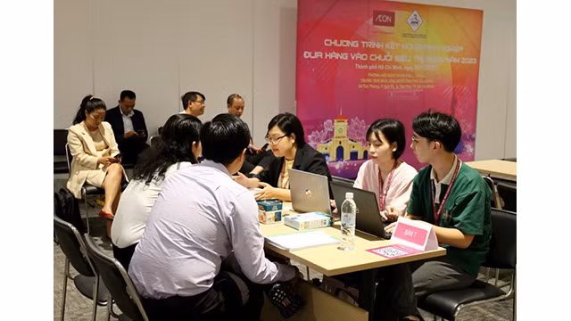 Les fournisseurs vietnamiens rencontrernt le service des achats d’AEON Vietnam pour obtenir des suggestions pour améliorer leurs produits. Photo : baodautu.vn Les fournisseurs vietnamiens rencontrernt le service des achats d’AEON Vietnam pour obtenir des suggestions pour améliorer leurs produits. Photo : baodautu.vn