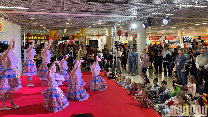 Une mélodie de danse sur la région du Nord-Ouest a aidé les spectateurs à ressentir la beauté de la campagne du Nord-Ouest du Vietnam. Photo : NDEL.