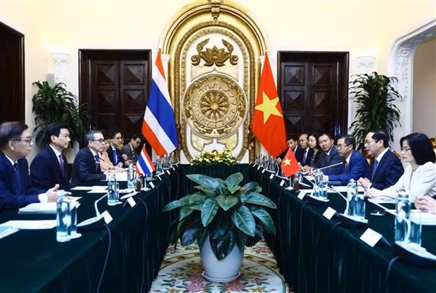 Le ministre des Affaires étrangères Bùi Thanh Son (à droite) s'entretient avec le Vice-Premier ministre thaïlandais et ministre des Affaires étrangères, Parnpree Bahiddha - Nukara. Photo : VNA. Le ministre des Affaires étrangères Bùi Thanh Son (à droite) s'entretient avec le Vice-Premier ministre thaïlandais et ministre des Affaires étrangères, Parnpree Bahiddha - Nukara. Photo : VNA.