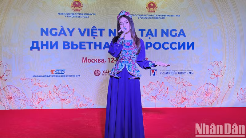 Des artistes russes ont également participé au spectacle. Ils se sont dits très impressionnés par les figures de danse vietnamiennes. Photo : NDEL.
