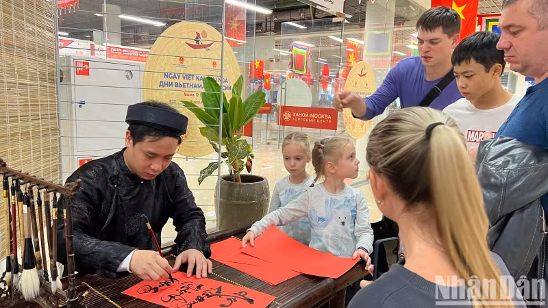 Des Russes et des Vietnamiens font la queue pour demander de la calligraphie. Photo : NDEL.