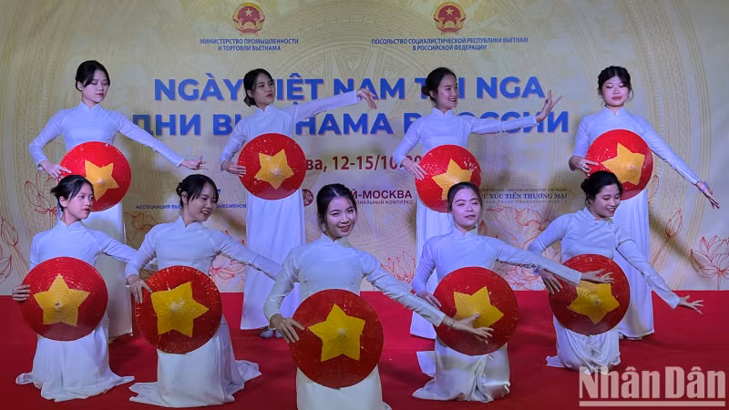 Des étudiants vietnamiens en « ào dài » (tunique traditionnel vietnamienne) présentent le spectacle de danse « Bonjour Vietnam ». Photo : NDEL.