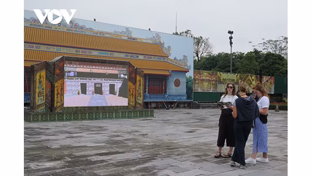 Les visiteurs découvrent des informations sur les objets et les ouvrages du complexe des monuments de Huê. Photo : VOV. Les visiteurs découvrent des informations sur les objets et les ouvrages du complexe des monuments de Huê. Photo : VOV.