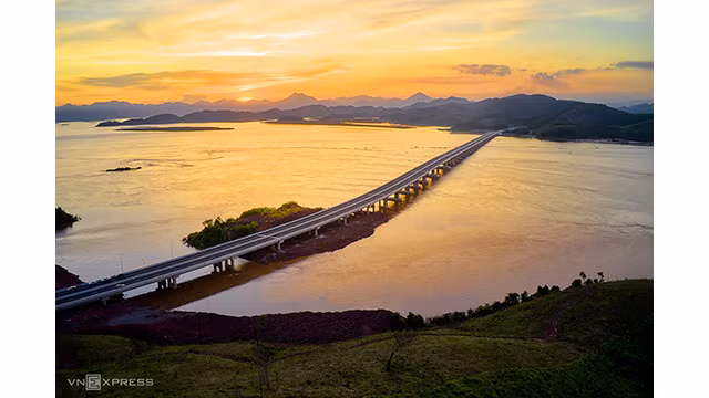 L’autoroute de Vân Dôn — Mong Cai. Photo : vnexpress.net L’autoroute de Vân Dôn — Mong Cai. Photo : vnexpress.net