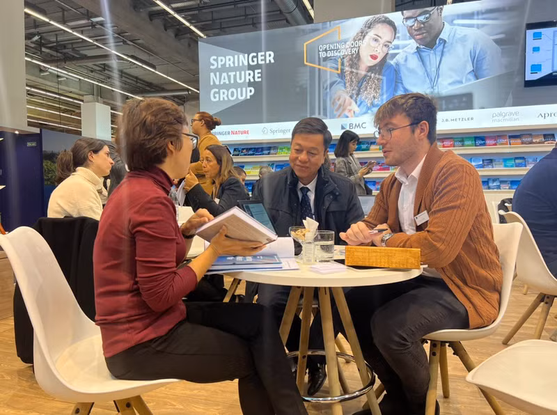 Pour les unités d'édition vietnamiennes, la Foire du livre est une occasion de saisir les nouvelles tendances du marché mondial de l'édition et d’accéder à une technologie de support avancée pour les activités de publication. Photo : NDEL. Pour les unités d'édition vietnamiennes, la Foire du livre est une occasion de saisir les nouvelles tendances du marché mondial de l'édition et d’accéder à une technologie de support avancée pour les activités de publication. Photo : NDEL.