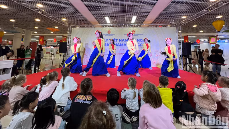 Un spectacle lors de la « Journée du Vietnam en Fédération de Russie ». Photo : NDEL.